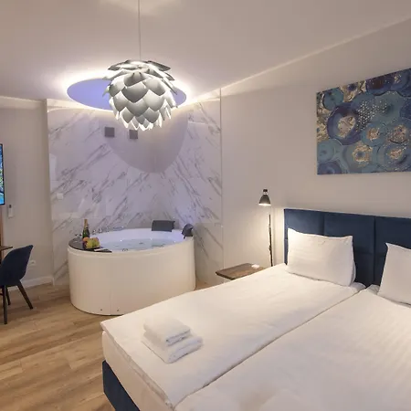 Provenir Kwiatowa 5 * Познань